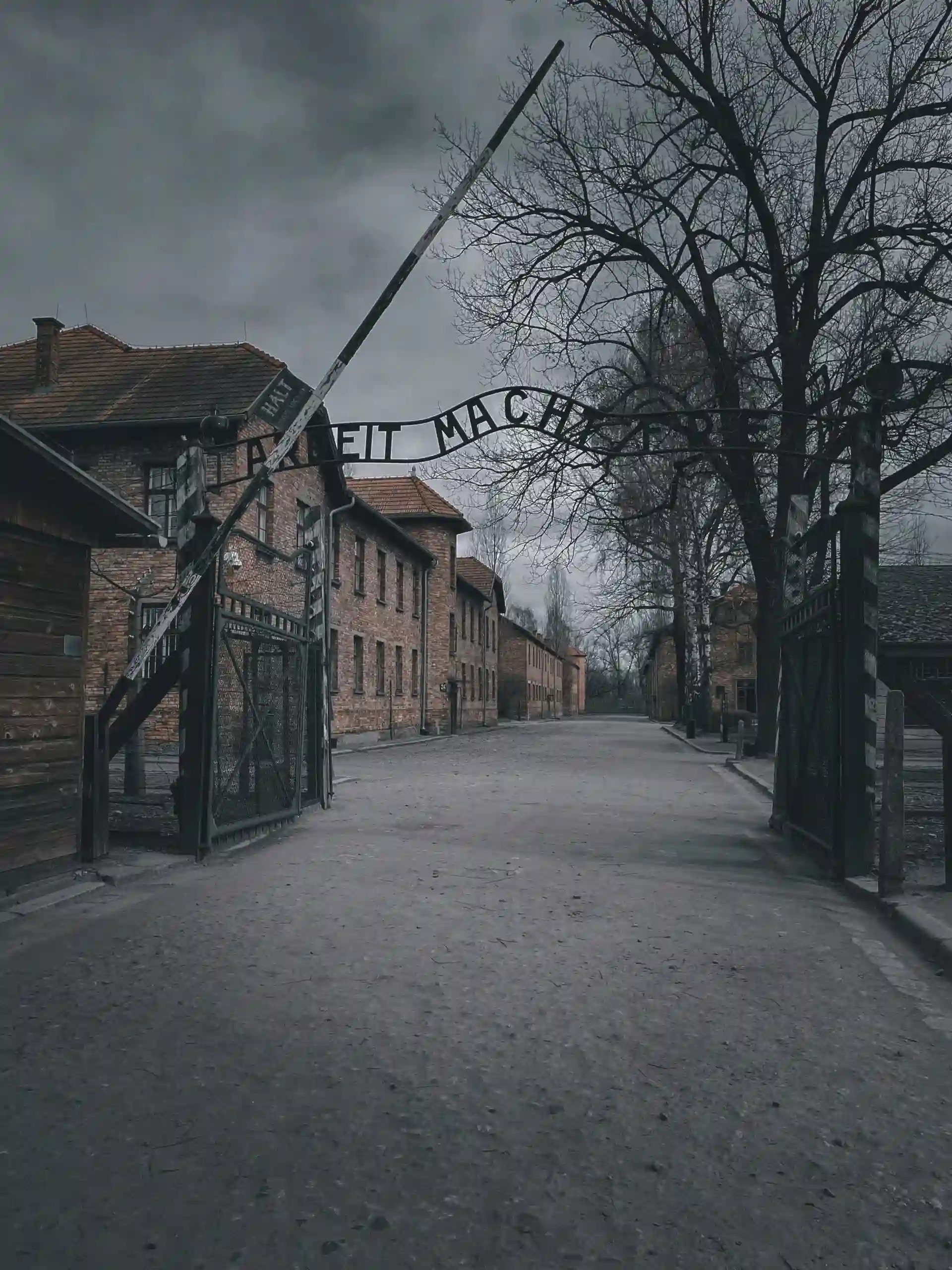 Auschwitz – vstupní brána s nápisem ‚Arbeit macht frei‘