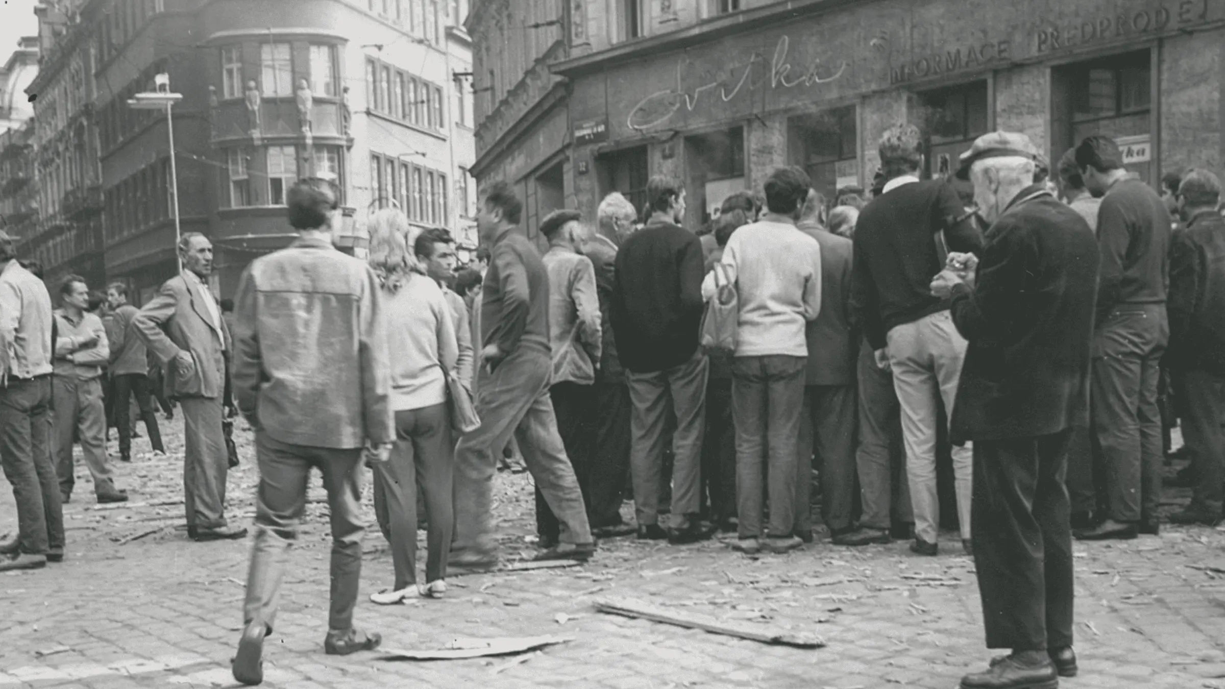 Skupina obyvatel shromážděná před improvizovaným informačním centrem v Liberci během srpnových událostí roku 1968.