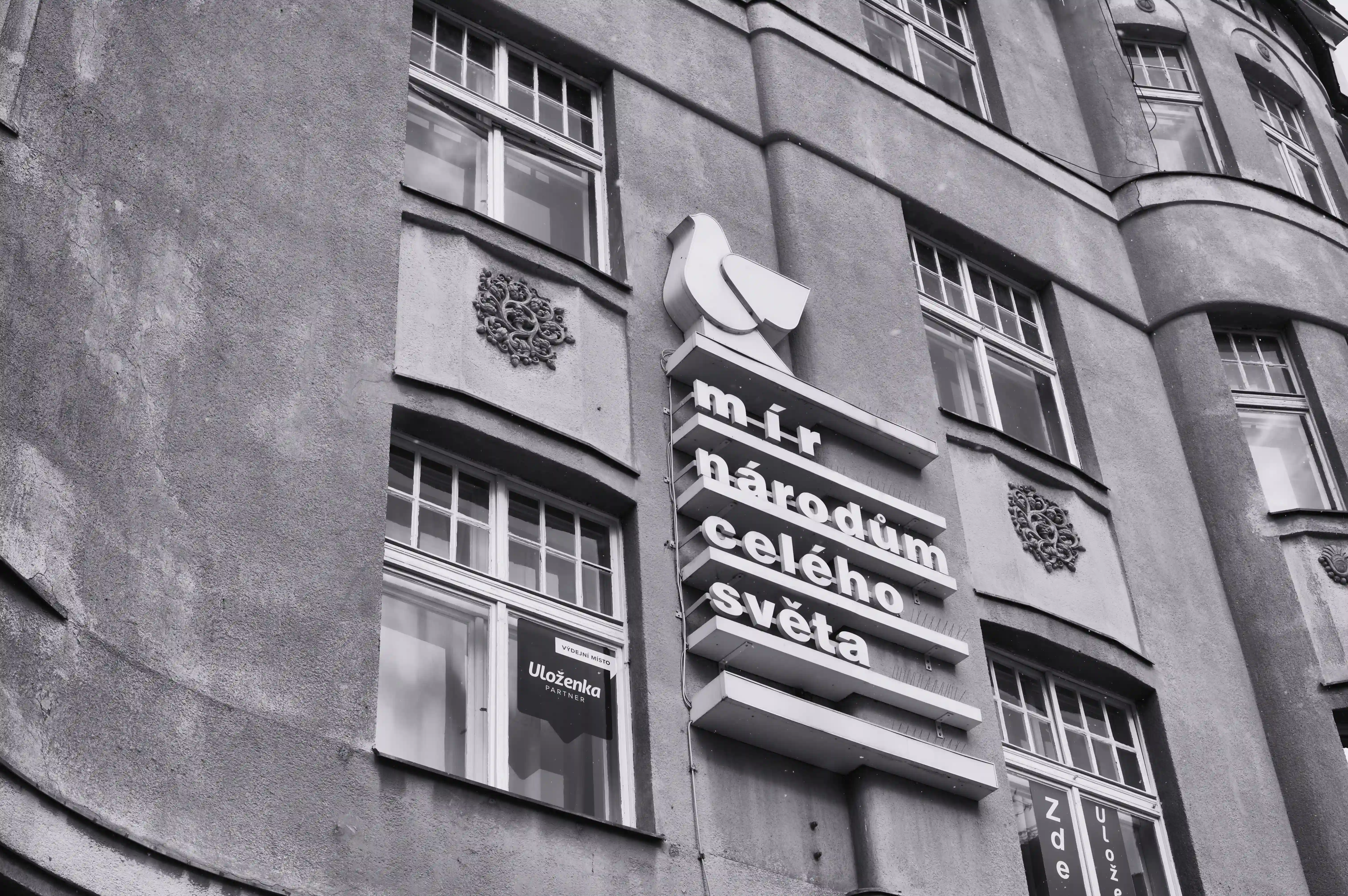 Nápis ‚Mír národům celého světa‘ na fasádě domu v centru Liberec.